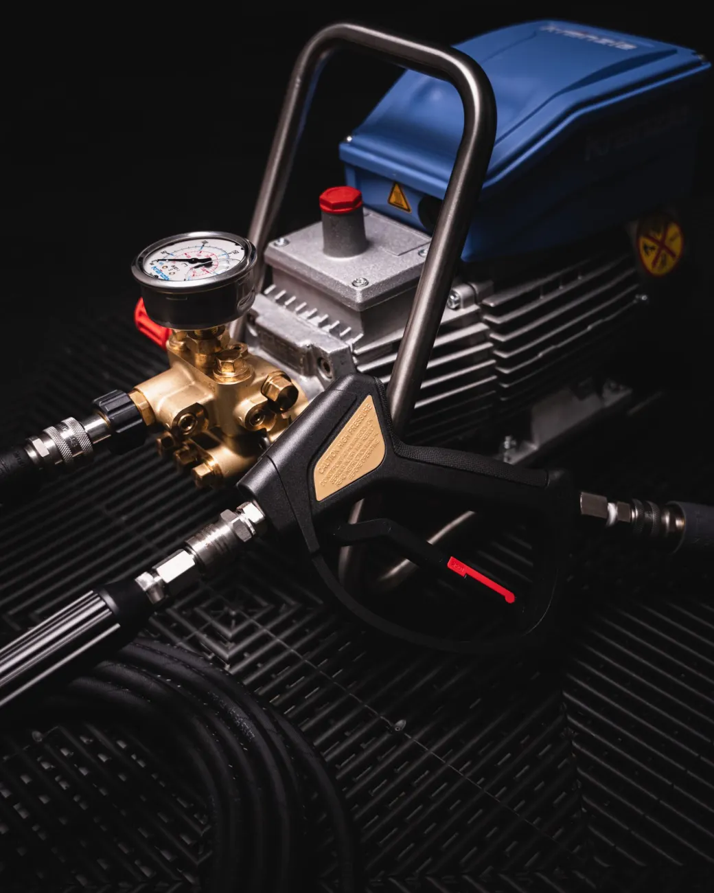 Kränzle pump assembly — brass manifold and pressure gauge in close detail